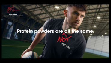 hugo keenan throwing a rugby ball