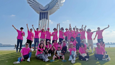 people doing the very pink run
